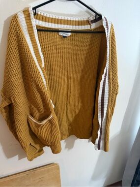Universal Thread Size Large Cardigan Gold Mustard Pockets